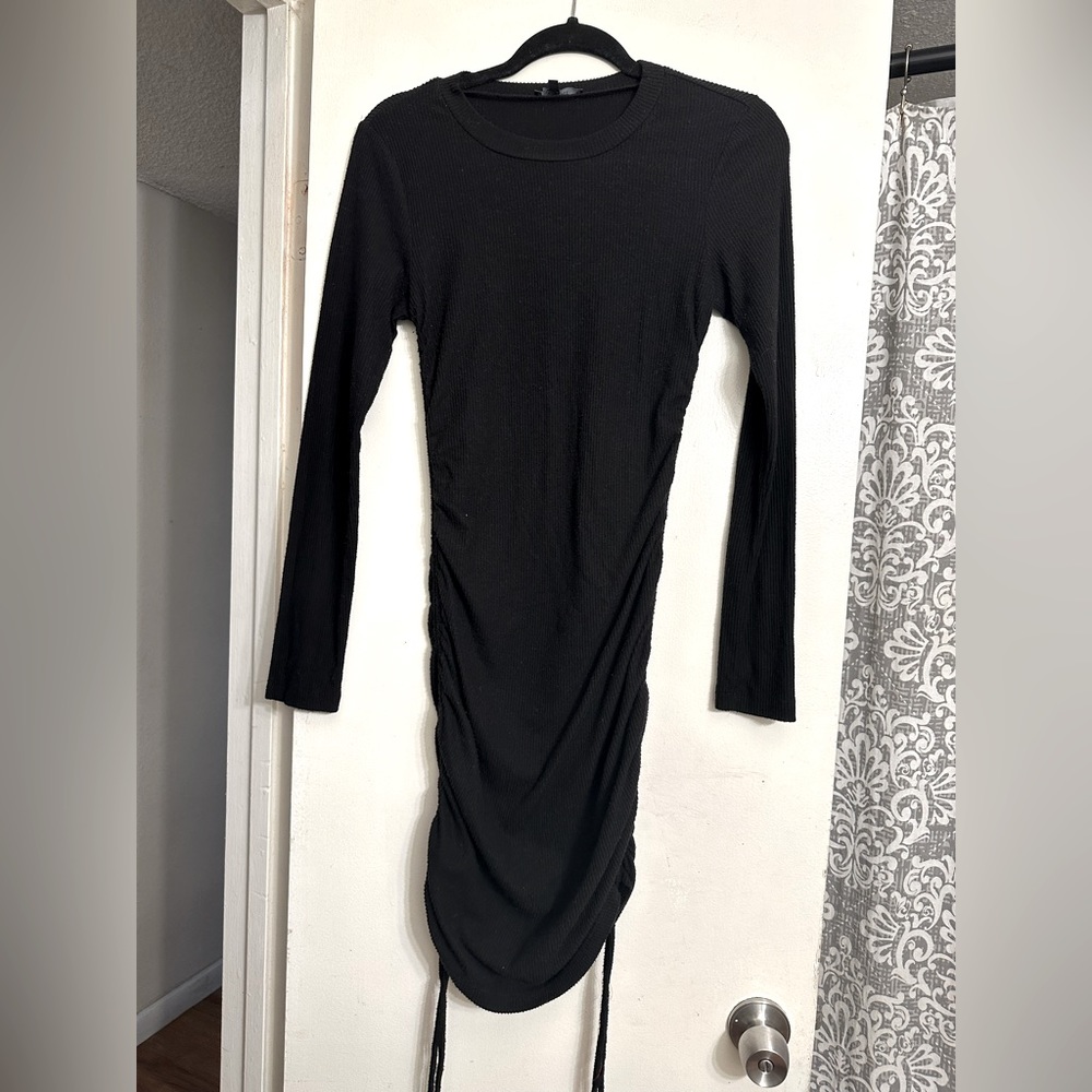 Black ribbed dress w/drawstring. Size M . Practically new!!!